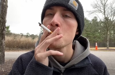 Лечение зависимости от табакокурения в Амурске Мужчина с сигаретой делает затяжку